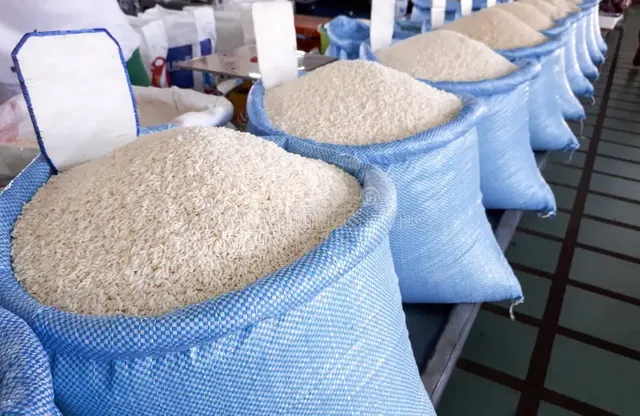 Arroz empacado en sacos comerciales